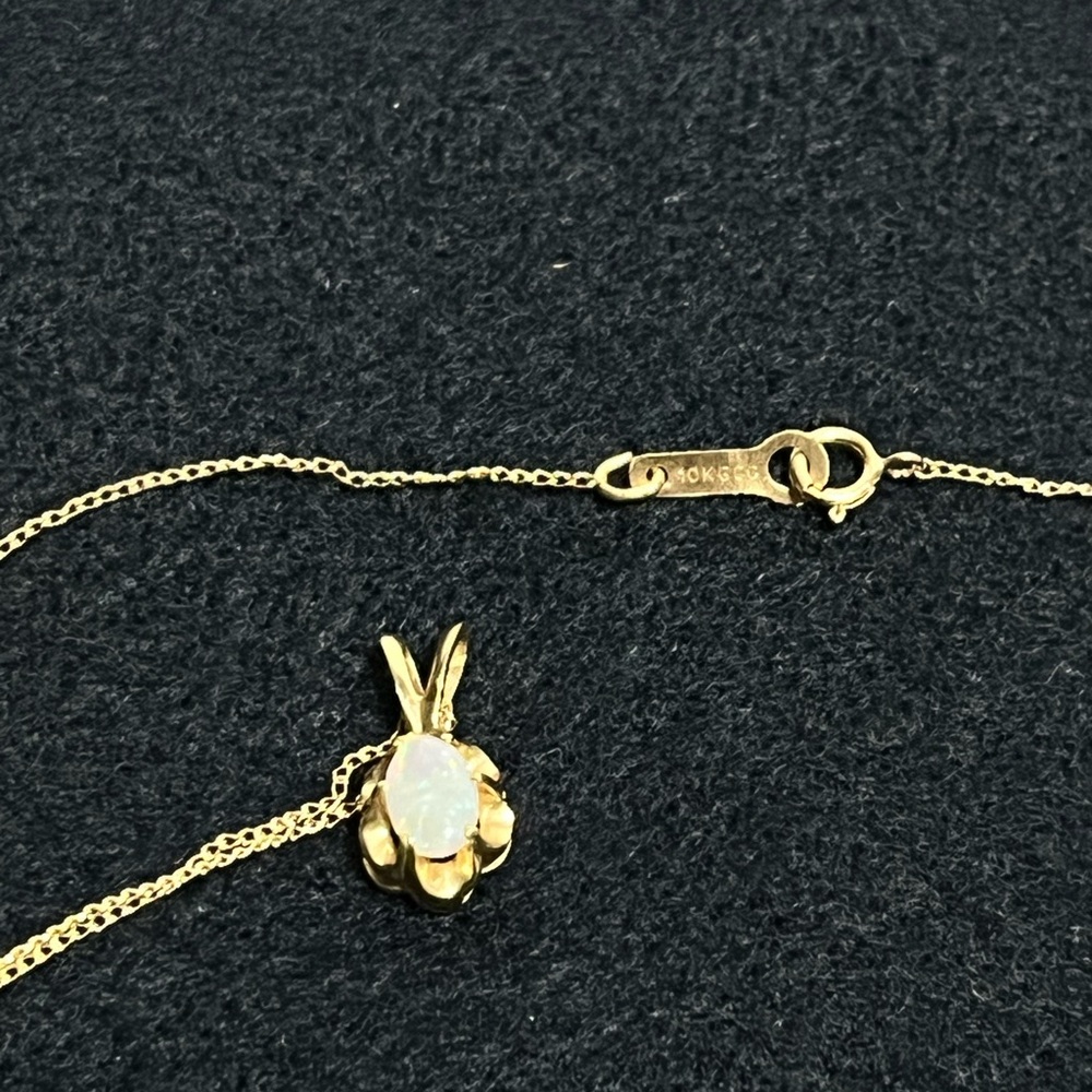 10k Gold Opal Pendant Necklace